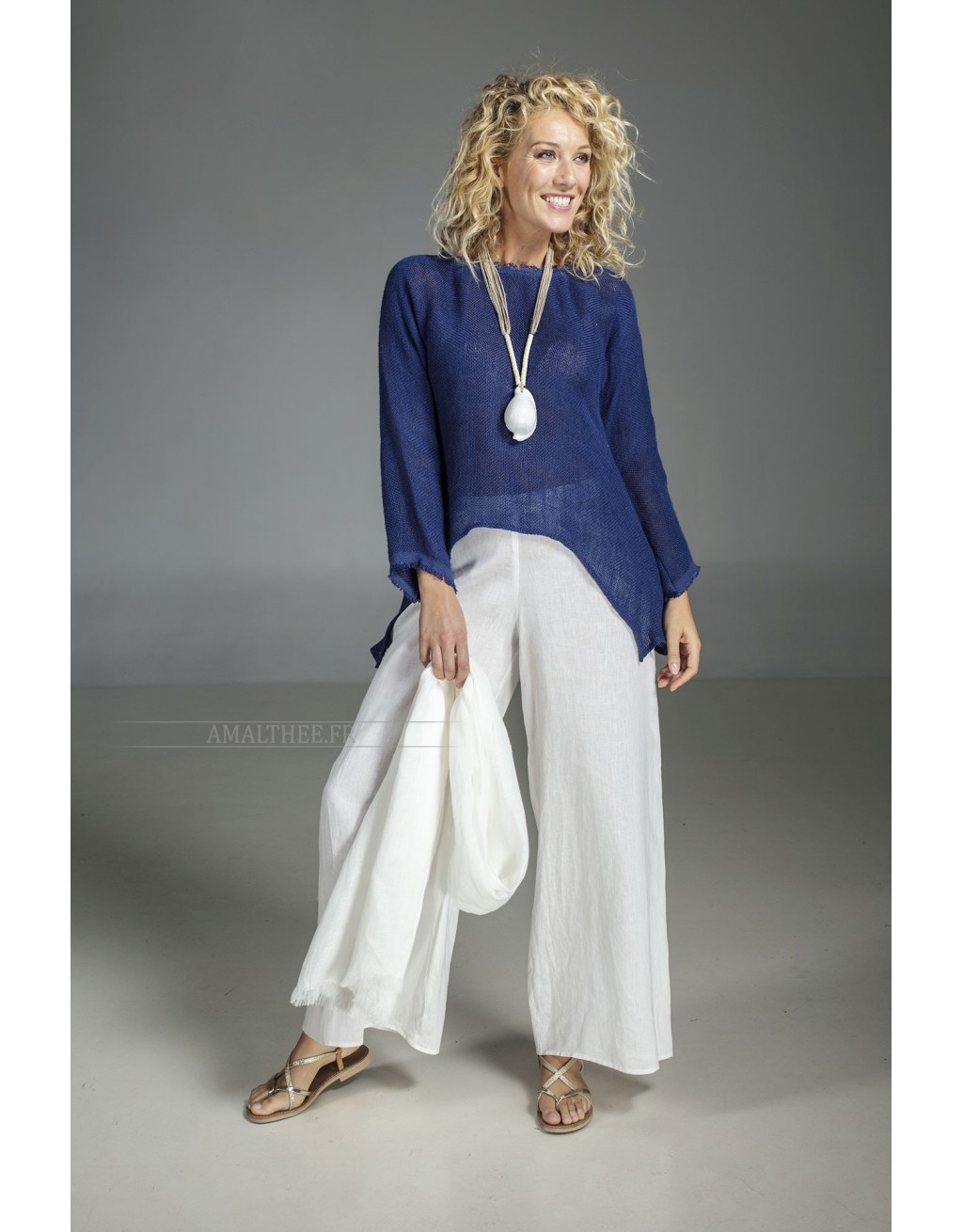 Top déstructuré en maille de lin bleu indigo accompagnée d'un pantalon large blanc Top déstructuré en maille de lin bleu indigo accompagnée d'un pantalon large blanc