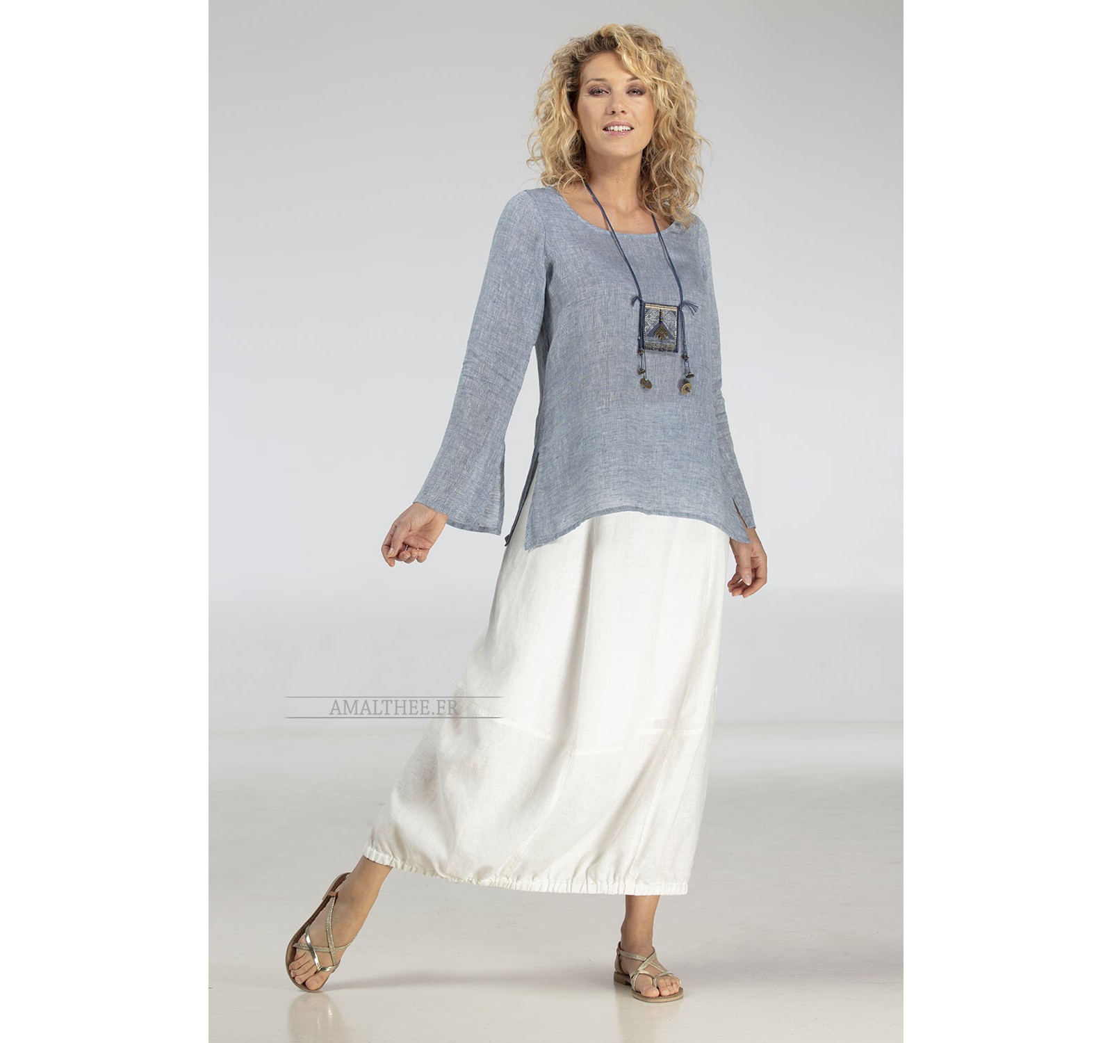 Blue linen gauze top Anaïs, it comes with our natural white linen Zoé skirt : a comfortable "tulip" shape