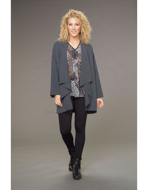 Lise coat in anthracite-colored wool linen with drape on the front with the unstructured Alaya tunic and black jeggings