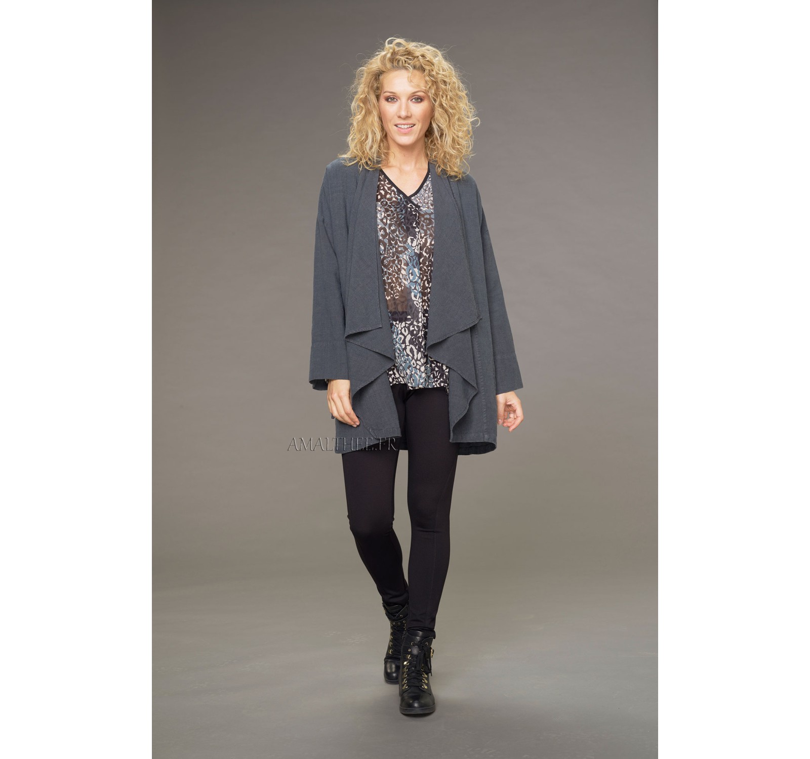 Lise coat in anthracite-colored wool linen with drape on the front with the unstructured Alaya tunic and black jeggings