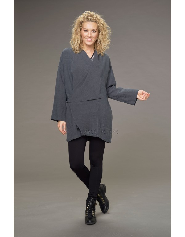 Lise coat in anthracite-colored wool linen with drape on the front with the unstructured Alaya tunic and black jeggings