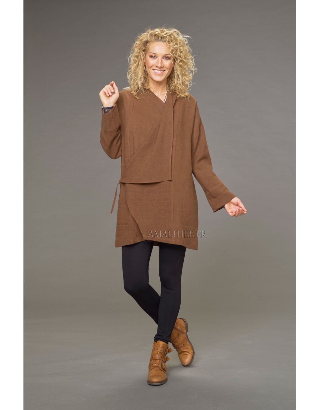 Lise coat in camel-colored wool linen with drape on the front with the unstructured Alaya tunic